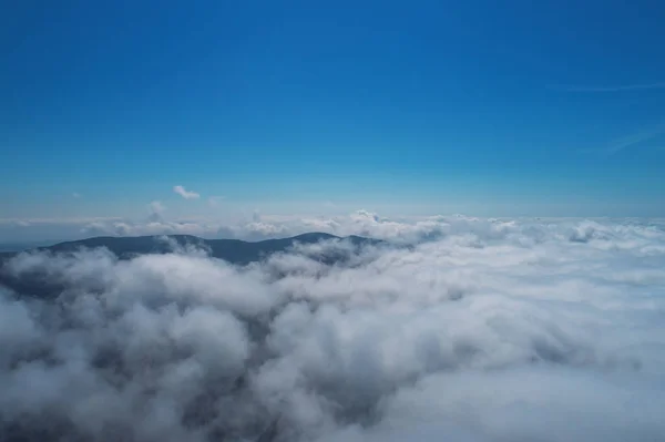 Bulutlar Dağ Zirveleri Havadan Görünümü — Stok fotoğraf