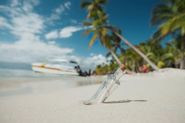 Бутылка Сообщением Тропическом Острове — стоковое фото