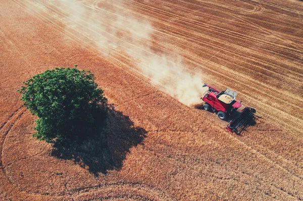Вид Воздуха Комбинат Работающий Большом Пшеничном Поле — стоковое фото