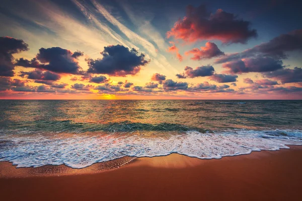 Linda Paisagem Nublada Sobre Mar Nascer Sol Sho — Fotografia de Stock