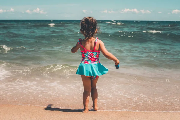 ビンテージ海に小さな女の子のショットをお探し — ストック写真