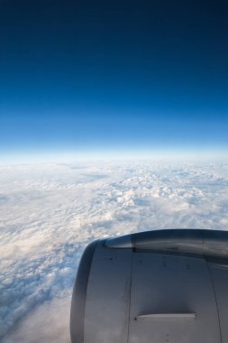 Bulutların üstünde uçan. Uçaktan havadan görünümü