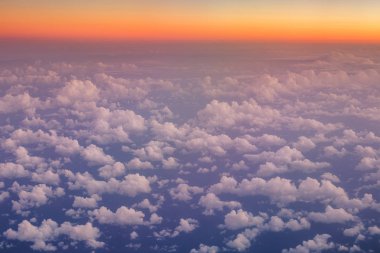 Bulutların üstünde uçan. Uçaktan havadan görünümü
