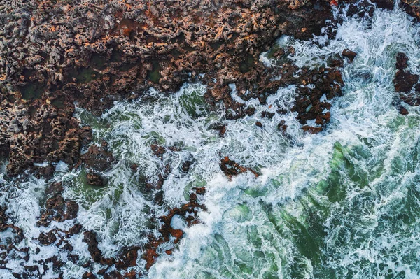 打ち寄せる波が岩の多い海岸線の空中写真 — ストック写真