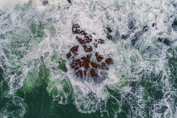 打ち寄せる波が岩の多い海岸線の空中写真 — ストック写真