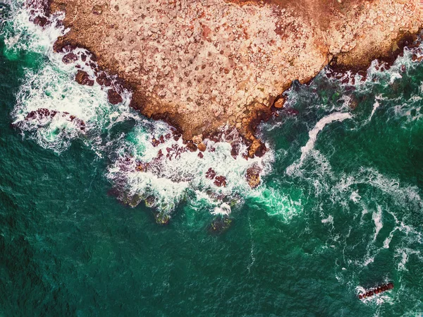 Letecký Pohled Skalnaté Pobřeží Padáním Vlny — Stock fotografie