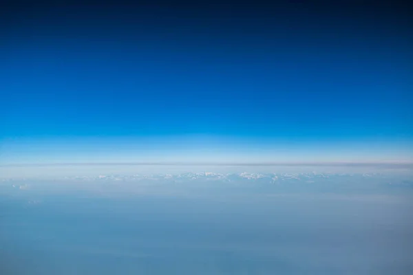 飞过云层 飞机鸟瞰图 — 图库照片