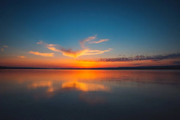 湖の上の美しい雲の風景 日没のショット — ストック写真