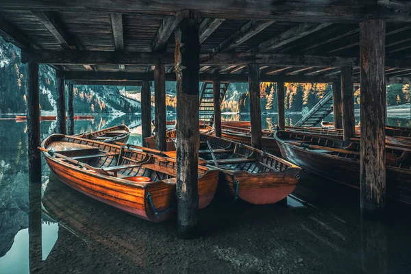 Hajók Tavon Braies Pragser Wildsee Dolomitok Hegyei Sudtirol Olaszország — Stock Fotó