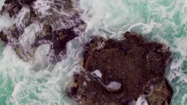 Antenowe Drone Widok Skaliste Wybrzeże Upaść Fal Morskich — Wideo stockowe