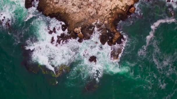 海の波をクラッシュで岩の多い海岸線の空中ドローン ビュー — ストック動画