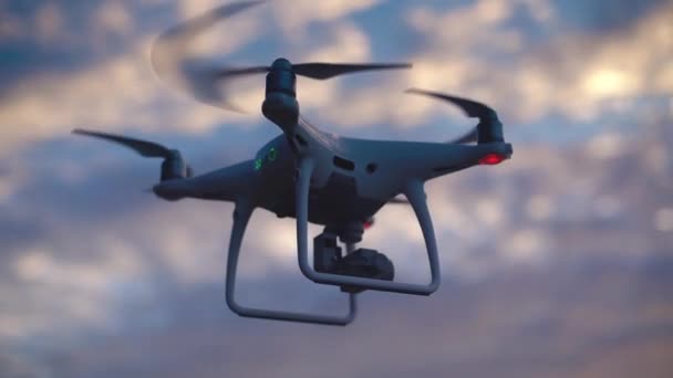Uav Drone Quadcopter Digitális Kamera Napnyugtakor Quadrocopter Szabadban Közelről — Stock videók