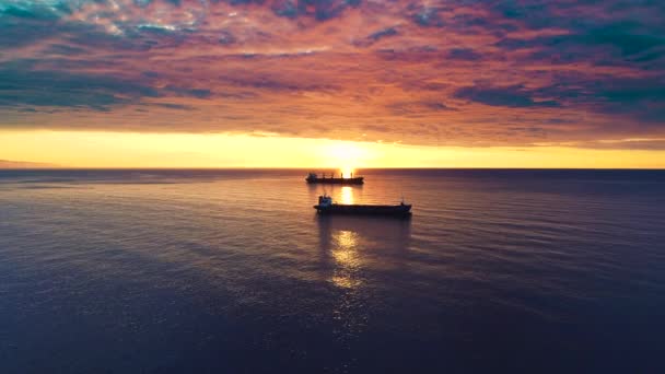 货船在瓦尔纳港口附近的静止水域航行 海上美丽日出鸟瞰 — 图库视频影像