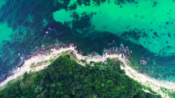 Vista Aérea Del Dron Costa Rocosa Con Olas Mar Rompiendo — Vídeos de Stock
