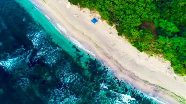 海の波と美しい自然をクラッシュで岩の多い海岸線の空中ドローン ビュー — ストック動画
