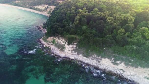 Letecké Dron Pohled Skalnaté Pobřeží Padáním Vlny Moře Krásná Příroda — Stock video