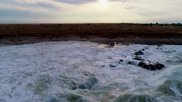 Aerial Drönarvy Klippiga Kust Med Kraschar Vågor Havet Bakgrund — Stockvideo