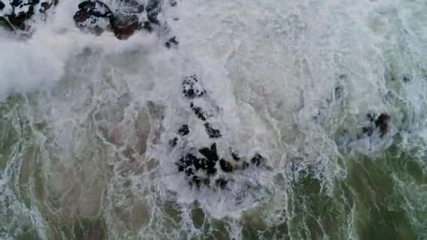 Antenowe Drone Widok Skaliste Wybrzeże Upaść Fal Tle Morza — Wideo stockowe