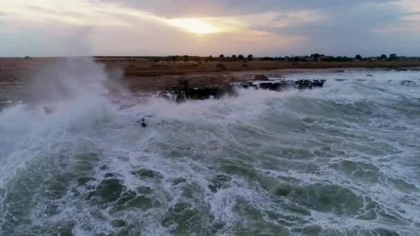 Antenowe Drone Widok Skaliste Wybrzeże Upaść Fal Tle Morza — Wideo stockowe