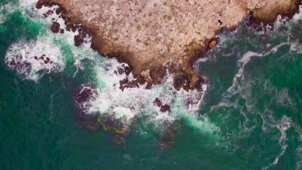 Vista Aérea Costa Rochosa Com Ondas Queda — Vídeo de Stock