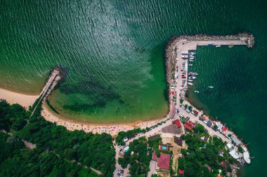 Açık plaj ile güzel Körfezi üzerinden dron görünüm. Bulgaristan'ın yaz.