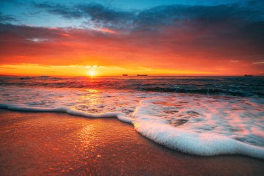 Güzel cennet denize, gündoğumu atış. Yaz dalgalar. 