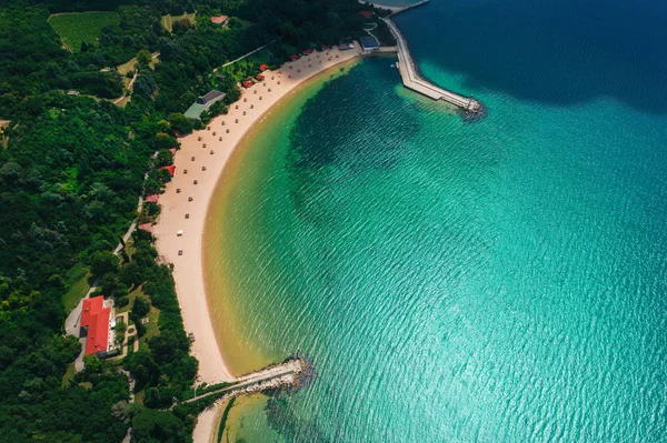 Vista Aérea Una Hermosa Playa Con Arena Blanca Sombrillas Vacaciones — Foto de Stock