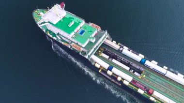 Konteyner kargo gemisi, ithalat ihracat iş lojistik ve uluslararası nakliye gemi açık denizde hava dron görünümünü
