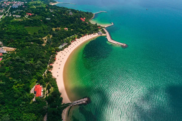 在保加利亚瓦尔纳 Euxinograd 上空的海和海岸的空中无人机鸟瞰图 美丽的夏日 — 图库照片