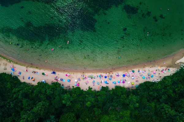 Aerial Drönarvy Vacker Strand Med Vit Sand Och Paraplyer Sommarlovet — Stockfoto