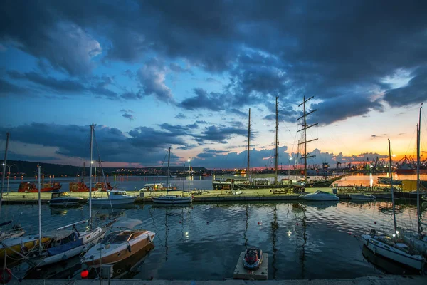 Yachthamnen Och Vacker Solnedgång Över Varna Bulgarien Segelbåt Hamnen Många — Stockfoto