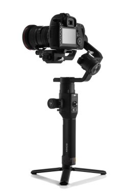 Varna, Bulgaristan - 11 Temmuz 2018: İle DJI indeks işlem Ronin-S Dslr veya aynasızlar kameralar ile DJI indeks işlem Şirket, üzerinde beyaz izole tarafından üretilen için üç eksenli motorlu Gimbal stabilizatör olduğunu.