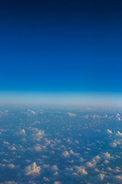 Bulutların üzerinde uçuyor. Uçaktan görüntü