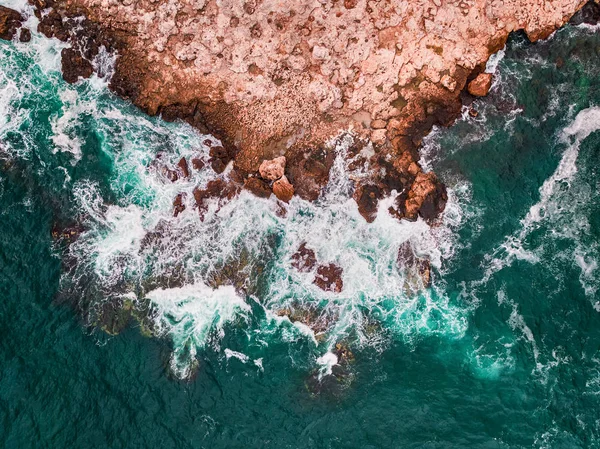 Vista Aérea Costa Rocosa Con Olas Rompiendo — Foto de Stock