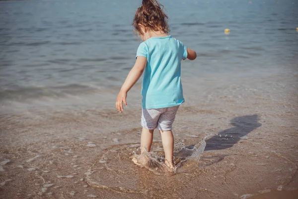 Nogi Dziecka Piasku Tropikalnej Plaży — Zdjęcie stockowe