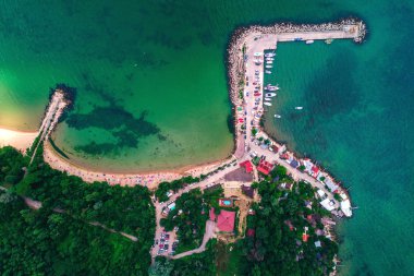 Hava dron görünümü güzel bir plaj ve balıkçı köyü. Euxinograd, Varna, Bulgaristan. Deniz ve sahil Varna, Bulgaristan yukarıda hava dron görünümü. 