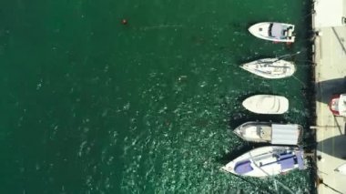 Karadeniz kıyılarının hava üstten görünüm. Yelkenli tekneler ve yatlar liman.