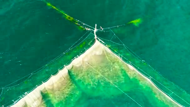 Αλιευτικά Δίχτυα Στο Νερό Της Θάλασσας Κοντά Στην Ακτή Της — Αρχείο Βίντεο