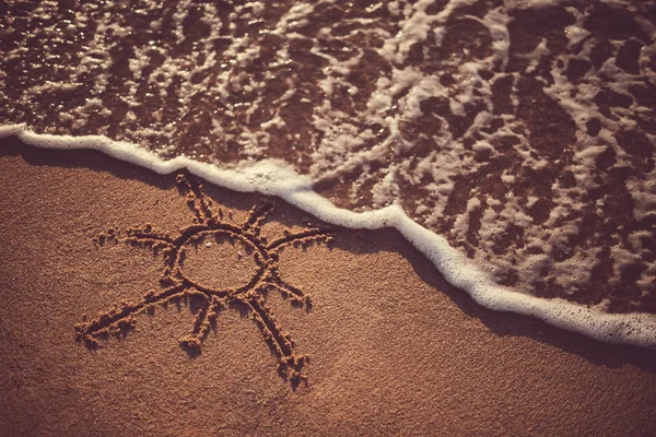 Ondas Close Sol Desenhando Praia Areia Perto Oceano — Fotografia de Stock
