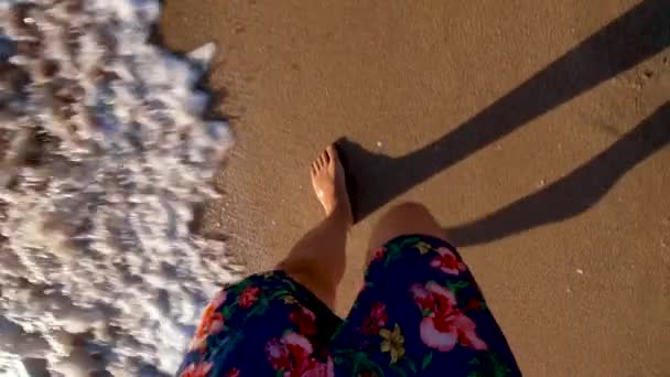 Uomo Cammina Sulla Spiaggia Onde Marine Lavarsi Gambe — Video Stock