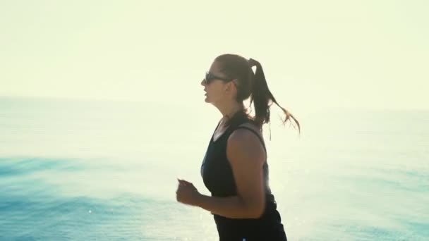 Mujer Joven Saludable Corriendo Playa Amanecer — Vídeo de stock