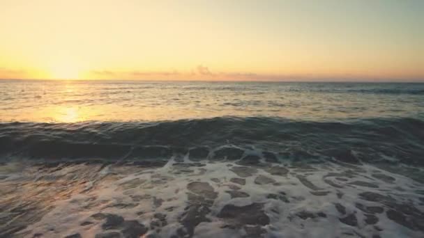 Salida Del Sol Sobre Playa Bailando Olas Marinas — Vídeo de stock