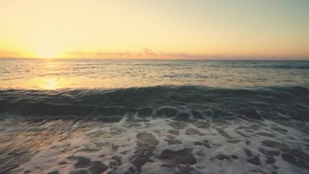 Sunrise Beach Üzerinde Dalgalar Deniz Dans — Stok video