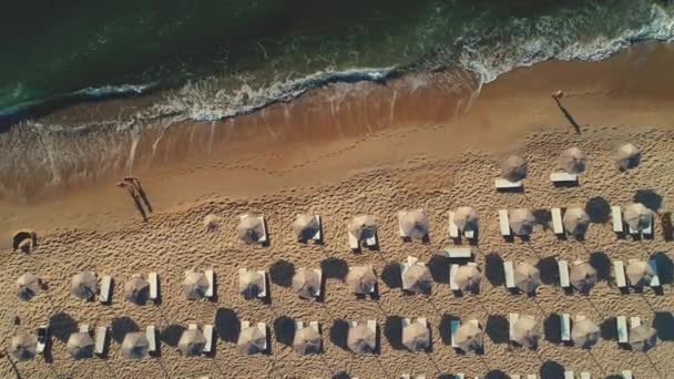Matahari Terbit Pantai Payung Pasir Dan Ombak Laut — Stok Video