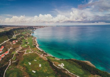 Hava panoramik bir golf sahası uçurumlar ve Karadeniz yanında. Golf alanları peyzaj
