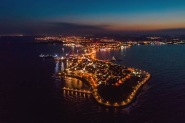 Nessebar, Bulgaristan Karadeniz sahil üzerinde Antik kentin gece manzarası. Panoramik havadan görünümü.