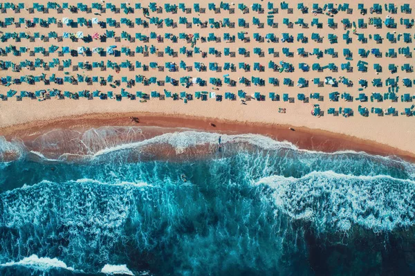 Aerial Top View Beach Umbrellas Sand Sea Waves — Stock Photo, Image