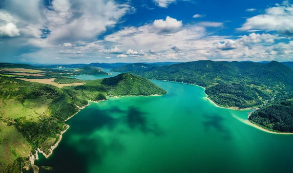 Göl dağ orman, güzellikler arasında hava üstten görünüm.