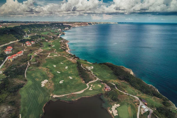 Hava panorama görüş-in golf sahası yanında kayalıklarla ve Karadeniz. Golf alanları.