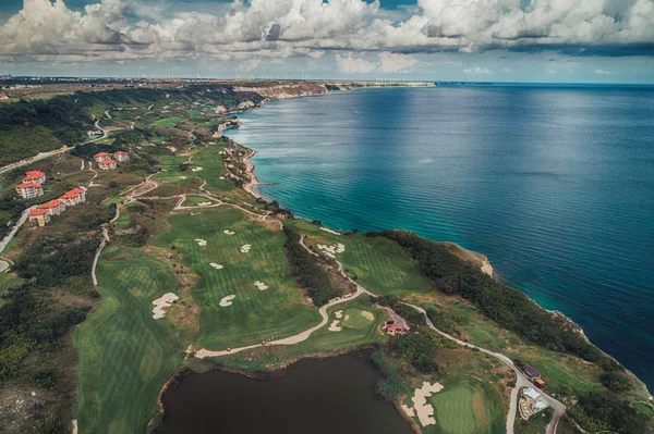 空中全景的高尔夫球场旁边的悬崖和黑海 高尔夫球场 — 图库照片